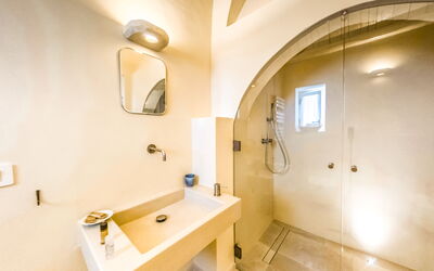 Camera 5 - Matrimoniale con Vasca - Masseria Vacca: Espejo, Arreglo De Tubería, Grifo, Lavabo, Baño, Edificio, Diseño De Interiores, Lavabo Del Baño, Suelo