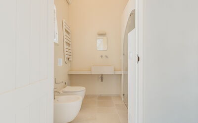 Camera 6 - Camera Matrimoniale - Masseria Vaccaro: Edificio, Arreglo De Tubería, Baño, Asiento Del Baño, Baño, Suelo, Madera, Piso, Madera Dura