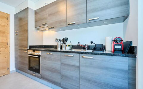 Richemont: Gabinetes, Mostrador, Grifo, Edificio, Mueble, Cocina, Casa, Madera, Diseño De Interiores, Aparato De Cocina