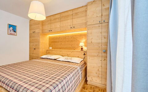 Richemont: Mueble, Propiedad, Edificio, Comodidad, Azur, Madera, Textil, Encendiendo, Diseño De Interiores, Piso