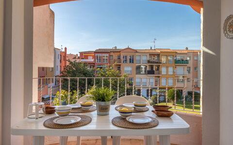 Empuriabrava 476: Mesa, Cielo, Planta, Edificio, Propiedad, Mueble, Ventana, Vajilla, Azur