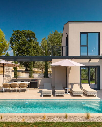 Tia 1: Agua, Planta, Cielo, Propiedad, Edificio, Ventana, Piscina, Azur, Sombra, Árbol