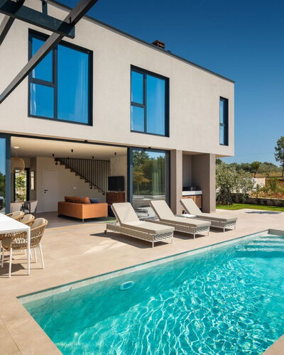 Tia 2: Agua, Planta, Propiedad, Piscina, Cielo, Ventana, Edificio, Azur, Encendiendo, Sombra