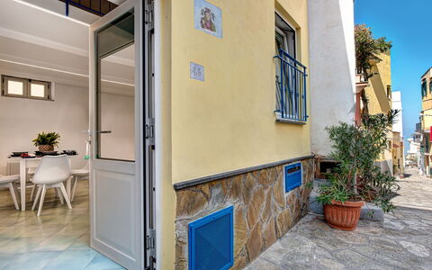 Casetta Di Laura In Massa Lubrense: Planta, Edificio, Maceta, Planta De Casa, Ventana, Madera, Amarillo, Piso, Barrio Residencial, Superficie De La Carretera
