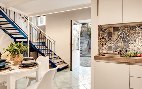 Casetta Di Laura In Massa Lubrense: Planta, Diseño De Interiores, Planta De Casa, Madera, Piso, Suelo, Mesa, Sala, Condominio, Maceta