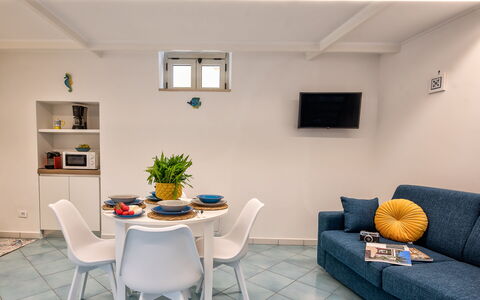 Casetta Di Laura In Massa Lubrense: Mueble, Mesa, Propiedad, Sofá, Silla, Edificio, Diseño De Interiores, Planta De Casa, Planta, Suelo