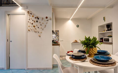 Casetta Di Laura In Massa Lubrense: Planta, Mesa, Silla, Encendiendo, Planta De Casa, Maceta, Diseño De Interiores, Piso, Suelo