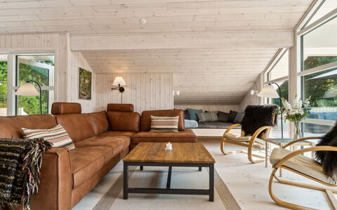 Vamika - 300M from the Sea: Sofá, Mueble, Diseño De Interiores, Madera, Piso, Sala, Techo, Suelos De Madera, Suelo