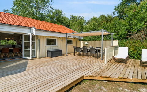 Vamika - 300M from the Sea: Madera, Cubierta, Madera Dura, Sombra, Manchas De Madera, Tablón, Cabaña, Porche, Estructura Al Aire Libre, Mueble Para Exteriores