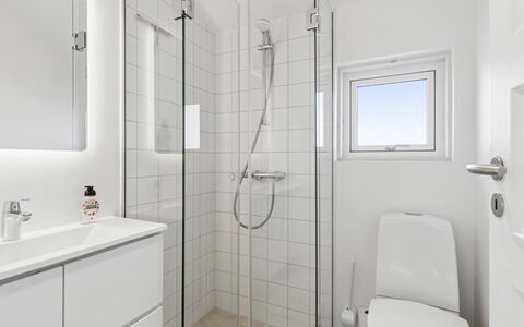 Vamika - 300M from the Sea: Arreglo De Tubería, Suelo, Diseño De Interiores, Piso, Baño, Plomería, Baño, Techo, Lavabo, Grifo