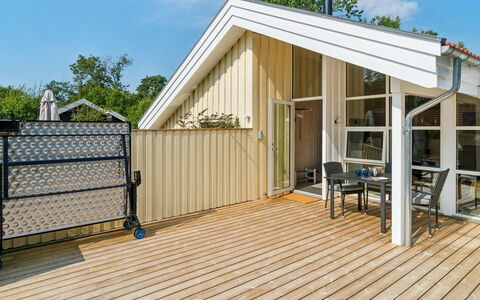 Vamika - 300M from the Sea: Madera, Casa, Madera Dura, Tablón, Material Compuesto, Porche, Cabaña, Cubierta, Manchas De Madera, Vía Muerta