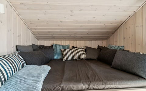 Vamika - 300M from the Sea: Madera, Mueble, Suelo, Diseño De Interiores, Piso, Linos, Habitación, Encendiendo, Habitación, Cama