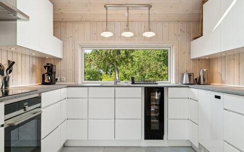 Vamika - 300M from the Sea: Cocina, Madera, Piso, Mostrador, Aparato De Cocina, Diseño De Interiores, Techo, Gabinetes, Suelo, Suelos De Madera