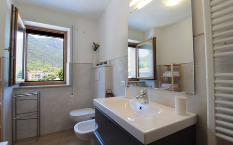 Apartment With Garden, Del Corlo Lake, Belluno: Grifo, Espejo, Arreglo De Tubería, Lavabo, Mueble De Baño, Propiedad, Lavabo Del Baño, Edificio, Baño, Azur