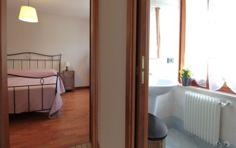 Apartment With Garden, Del Corlo Lake, Belluno: Propiedad, Mueble, Textil, Encendiendo, Diseño De Interiores, Comodidad, Planta, Madera, Suelo, Bienes Raíces