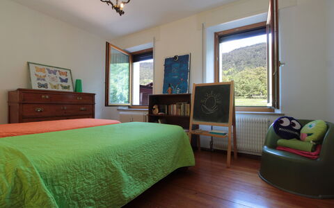 Apartment With Garden, Del Corlo Lake, Belluno: Mueble, Marco, Propiedad, Verde, Comodidad, Azur, Ventana, Edificio, Madera, Diseño De Interiores