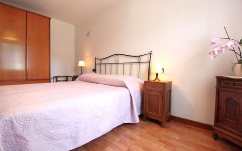 Apartment With Garden, Del Corlo Lake, Belluno: Mueble, Comodidad, Edificio, Madera, Diseño De Interiores, Planta, Encendiendo, Suelo, Marco De La Cama, Cama
