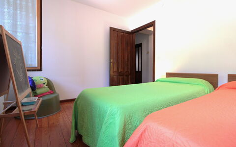 Apartment With Garden, Del Corlo Lake, Belluno: Propiedad, Edificio, Mueble, Comodidad, Madera, Sombra, Suelo, Piso, Casa, Madera Dura