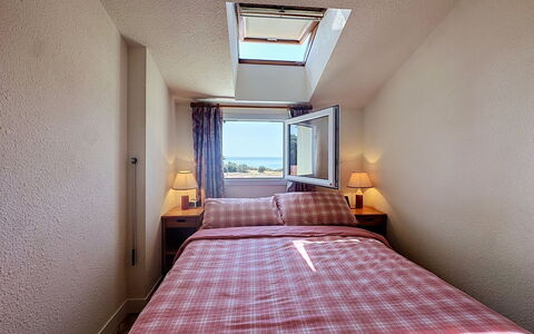 La Bernerie-En Retz 200: Habitación, Pared, Cama, Mueble, Madera, Diseño De Interiores, Suelo, Sábana, Linos, Textil