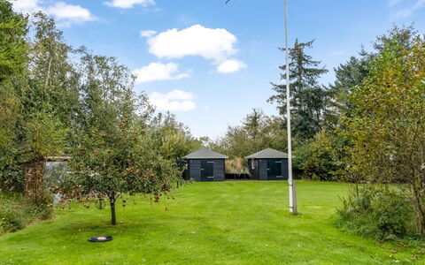 Evi - 500M from the Sea: Hierba, Pradera, El Terreno Del Lote, Cabaña, Área Rural, Prado, Edificios Del Jardín, Jardín, Cobertizo
