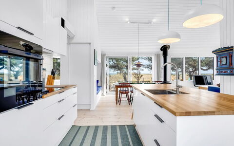 Kaila - 50M from the Sea: Cocina, Piso, Mostrador, Diseño De Interiores, Madera, Mueble, Suelo, Suelos De Madera, Techo, Gabinetes