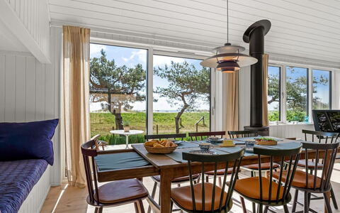Kaila - 50M from the Sea: Mueble, Diseño De Interiores, Madera, Silla, Mesa, Cocina Y Comedor Mesa, Techo, Comedor, Piso, Encendiendo