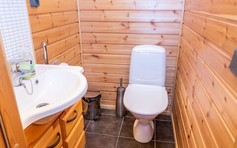 Villa Olivia: Piso, Asiento Del Baño, Madera, Arreglo De Tubería, Suelo, Baño, Baño, Diseño De Interiores, Lavabo Del Baño, Plomería