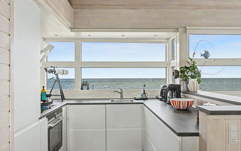 Diderik - 5M from the Sea: Cocina, Piso, Mostrador, Diseño De Interiores, Madera, Suelo, Techo, Aparato De Cocina, Mueble, Gabinetes