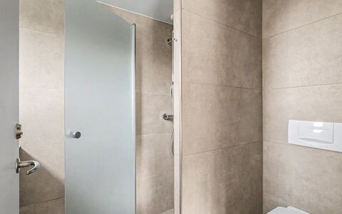 Diderik - 5M from the Sea: Pared, Piso, Asiento Del Baño, Arreglo De Tubería, Baño, Baño, Suelo, Diseño De Interiores, Plomería, Loseta
