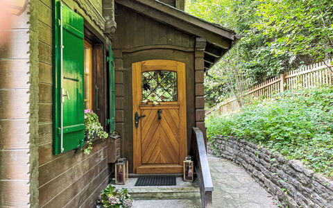 Chalet Tannengüetli: Planta, Maceta, Ventana, Edificio, Puerta, Madera, Árbol, Planta De Casa, Cabaña, Inicio De La Puerta