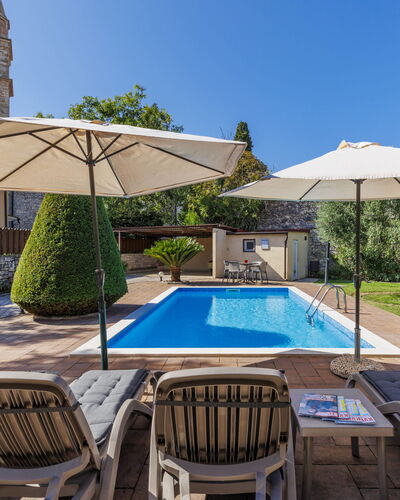 Villa Maria: Planta, Edificio, Propiedad, Cielo, Mesa, Mueble, Agua, Piscina, Sombra, Silla