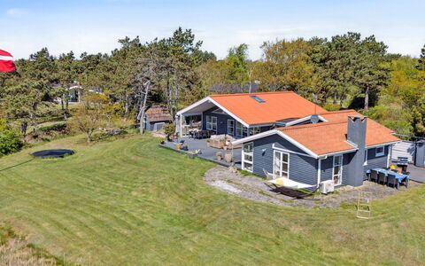 Hening - 50M from the Sea: Hierba, Madera, Área Rural, Arbusto, Cabaña, Techo, Llanura, El Terreno Del Lote, Casa, Cobertura Del Suelo