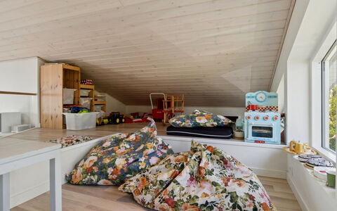 Hening - 50M from the Sea: Hierba, Madera, Área Rural, Arbusto, Cabaña, Techo, Llanura, El Terreno Del Lote, Casa, Cobertura Del Suelo