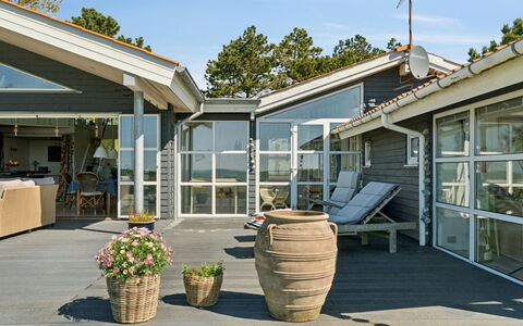 Hening - 50M from the Sea: Hierba, Madera, Área Rural, Arbusto, Cabaña, Techo, Llanura, El Terreno Del Lote, Casa, Cobertura Del Suelo