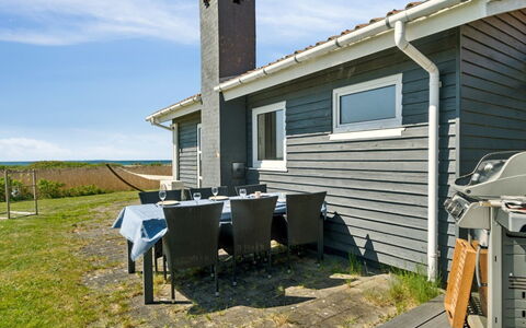 Hening - 50M from the Sea: Hierba, Madera, Área Rural, Arbusto, Cabaña, Techo, Llanura, El Terreno Del Lote, Casa, Cobertura Del Suelo