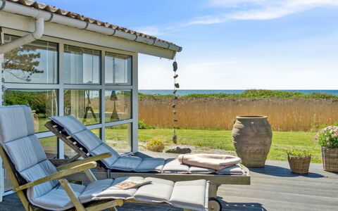 Hening - 50M from the Sea: Hierba, Madera, Área Rural, Arbusto, Cabaña, Techo, Llanura, El Terreno Del Lote, Casa, Cobertura Del Suelo
