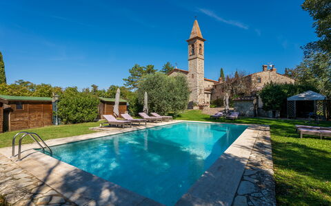 Villa Pietrafitta: Agua, Planta, Cielo, Propiedad, Edificio, Piscina, Naturaleza, Azur, Árbol, Hierba