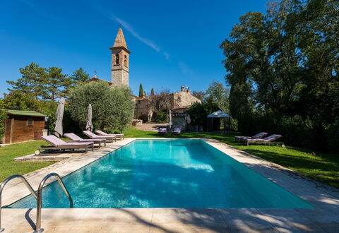 Villa Pietrafitta: Agua, Planta, Cielo, Árbol, Naturaleza, Azur, Edificio, Piscina, Ocio, Hierba