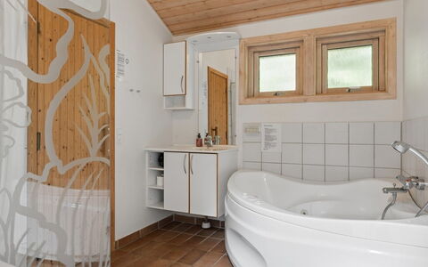 Tyyne - 250M from the Sea: Piso, Diseño De Interiores, Arreglo De Tubería, Suelo, Madera, Techo, Habitación, Grifo, Plomería, Baño
