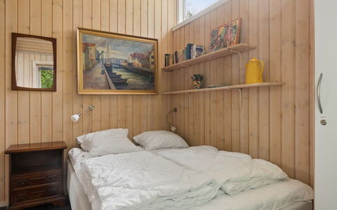 Tyyne - 250M from the Sea: Habitación, Pared, Cama, Madera, Piso, Suelo, Diseño De Interiores, Sábana, Mueble, Lecho