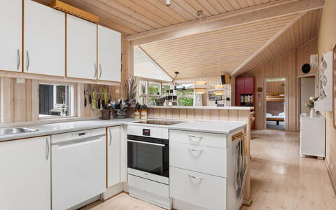 Tyyne - 250M from the Sea: Cocina, Madera, Mostrador, Diseño De Interiores, Mueble, Techo, Aparato De Cocina, Piso, Gabinetes, Electrodoméstico