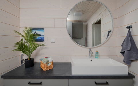 Sjöboda Hill: Lavabo Del Baño, Piso, Arreglo De Tubería, Diseño De Interiores, Baño, Lavabo, Suelo, Mueble De Baño, Grifo, Espejo