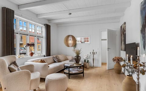 Alexi - 500M from the Sea: Piso, Diseño De Interiores, Mueble, Madera, Suelo, Techo, Suelos De Madera, Sala, Casa, Sofá