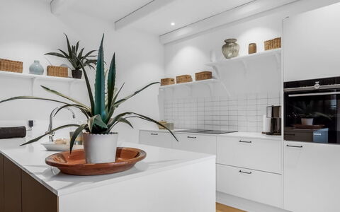 Alexi - 500M from the Sea: Cocina, Mostrador, Aparato De Cocina, Diseño De Interiores, Piso, Mueble, Gabinetes, Madera, Electrodoméstico, Suelo