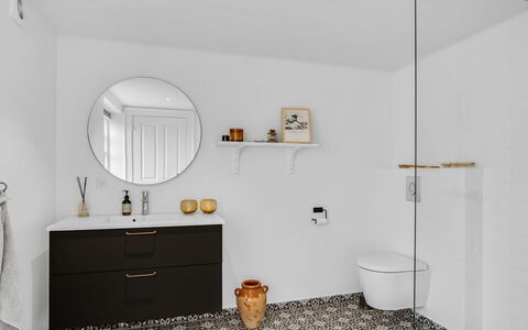 Alexi - 500M from the Sea: Arreglo De Tubería, Piso, Suelo, Diseño De Interiores, Mueble De Baño, Baño, Plomería, Grifo, Lavabo Del Baño, Gabinetes