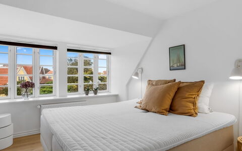 Alexi - 500M from the Sea: Cama, Habitación, Diseño De Interiores, Madera, Lecho, Piso, Suelo, Sábana, Techo, Linos
