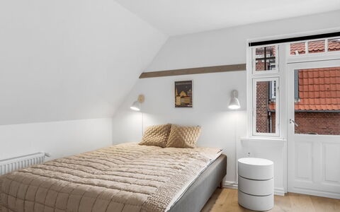 Alexi - 500M from the Sea: Cama, Diseño De Interiores, Habitación, Piso, Pared, Suelo, Mueble, Madera, Techo, Lecho