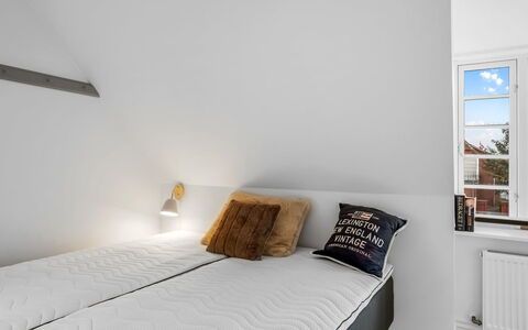 Alexi - 500M from the Sea: Habitación, Piso, Madera, Cama, Suelo, Diseño De Interiores, Lecho, Sábana, Linos, Marco De La Cama