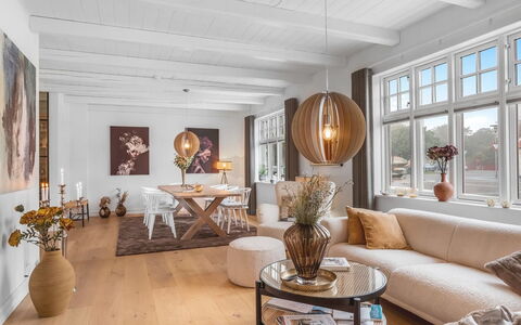 Alexi - 500M from the Sea: Diseño De Interiores, Mueble, Madera, Piso, Techo, Lámpara, Suelo, Sala, Suelos De Madera, Encendiendo