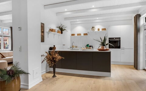 Alexi - 500M from the Sea: Mueble, Piso, Diseño De Interiores, Suelos De Madera, Suelo, Madera, Techo, Suelo Laminado, Gabinetes, Cocina